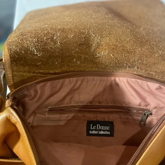 Classic Tan Leather Crossbody Messenger Bag - Picture 3 of 9